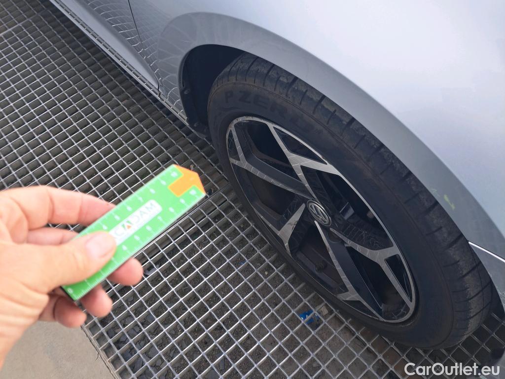  Volkswagen  Passat VOLKSWAGEN  / 2019 / 5P / familiar Variant R-Line 2.0 TDI 140kW (190CV) DSG #24