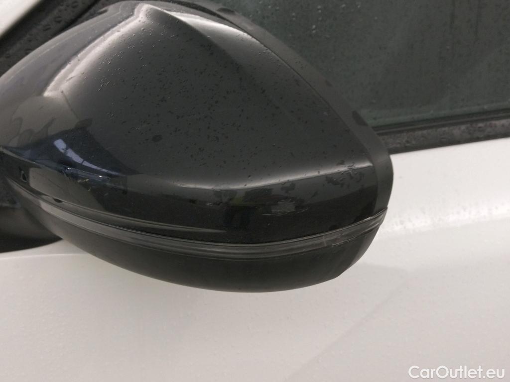  Peugeot  2008 PEUGEOT  / 2019 / 5P / todoterreno Allure BlueHDI 81kW (110CV) #8