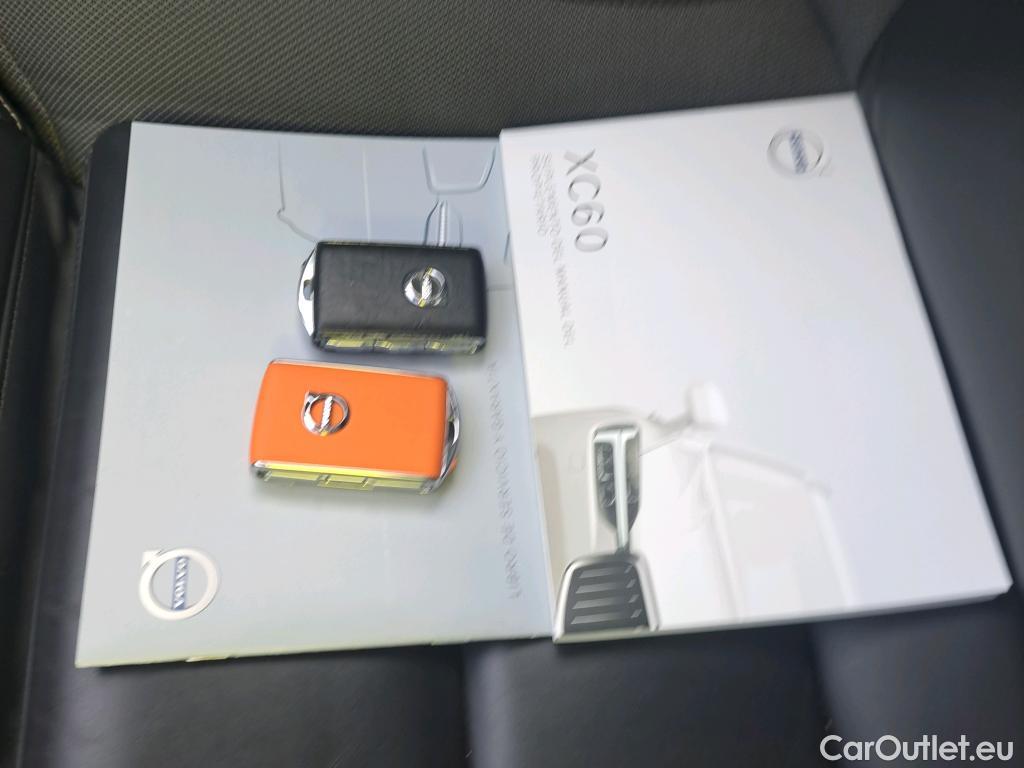  Volvo  XC60 VOLVO  / 2017 / 5P / todoterreno 2.0 B4 D R-Design Auto #3