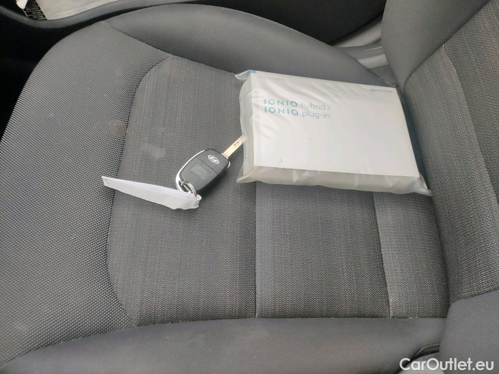  Hyundai   Ioniq HYUNDAI / 2016 / 5P / berlina con portón 1.6 GDI HEV Klass DT #1