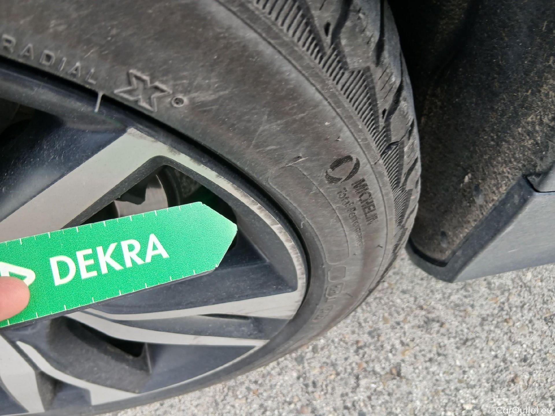  Volvo  V60 VOLVO  / 2018 / 5P / familiar 2.0 B4 (D) R-Design Auto #1