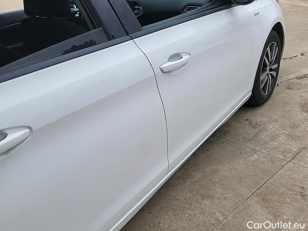  Peugeot  308 PEUGEOT  / 2017 / 5P / berlina con portón 5p Style BlueHDi 130 S&S #3