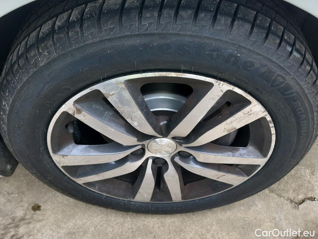  Peugeot  308 PEUGEOT  / 2017 / 5P / berlina con portón 5p Style BlueHDi 130 S&S #9