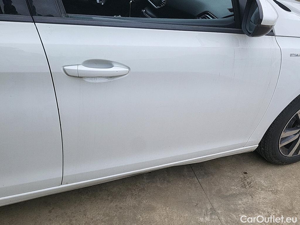  Peugeot  308 PEUGEOT  / 2017 / 5P / berlina con portón 5p Style BlueHDi 130 S&S #13