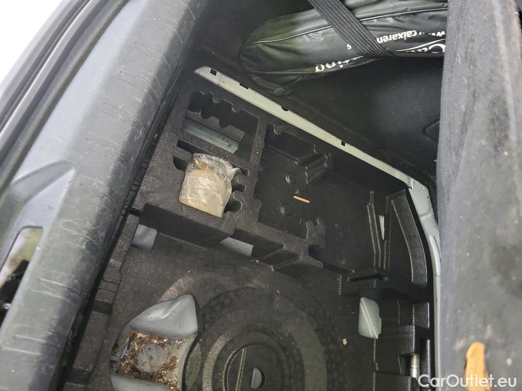  Peugeot  308 PEUGEOT  / 2017 / 5P / berlina con portón 5p Style BlueHDi 130 S&S #15