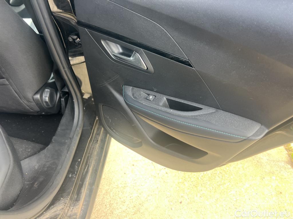  Peugeot  208 PEUGEOT  / 2019 / 5P / berlina con portón BlueHDi 73kW (100CV) Allure Pack #14