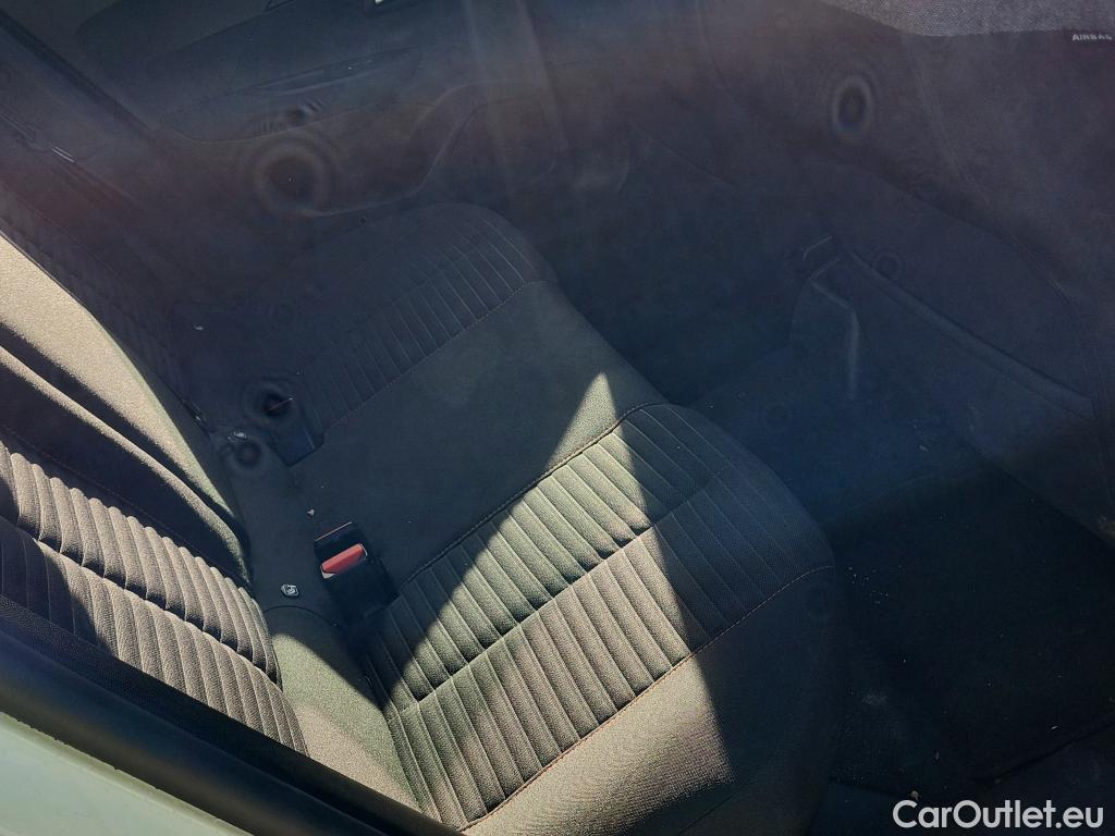  Peugeot  2008 PEUGEOT  / 2019 / 5P / todoterreno Active Pack BlueHDI 81kW (110CV) #21