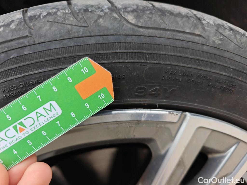  Bmw  Serie 1 BMW  / 2019 / 5P / berlina con portón 118i #37