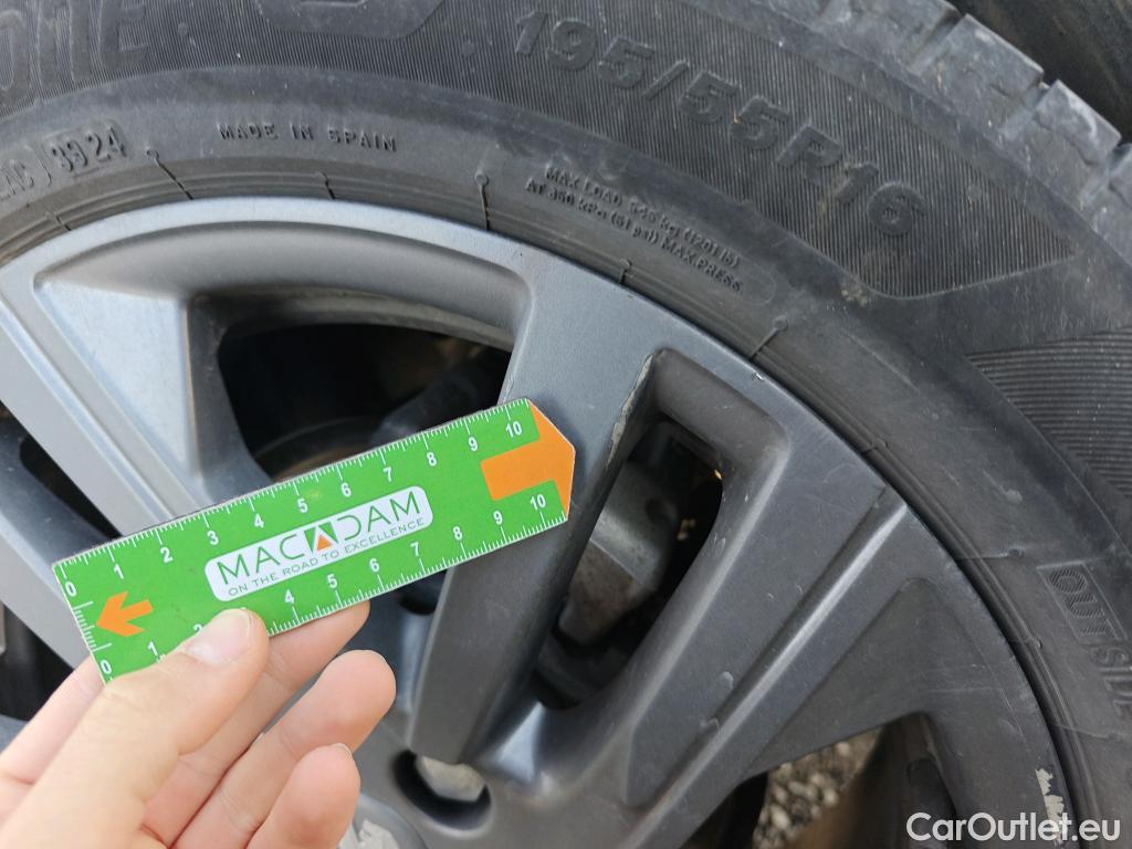  Peugeot  208 PEUGEOT  / 2019 / 5P / berlina con portón BlueHDi 73kW (100CV) Active Pack (AC) #27