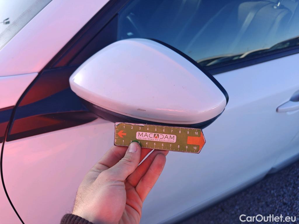  Peugeot  2008 PEUGEOT  / 2019 / 5P / todoterreno Allure Pack BlueHDI 81kW (110CV) (AC) #37