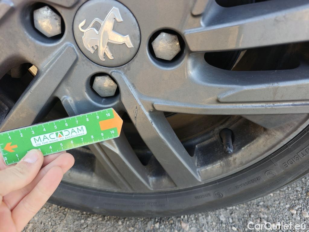  Peugeot  208 PEUGEOT  / 2019 / 5P / berlina con portón BlueHDi 73kW (100CV) Active Pack (AC) #60