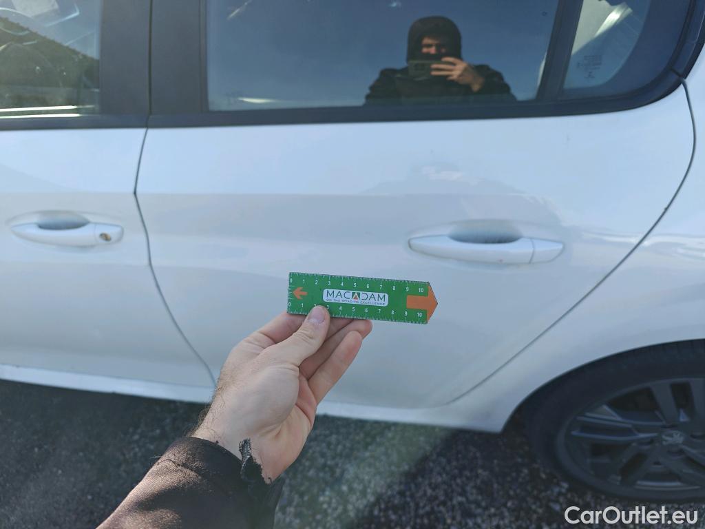  Peugeot  208 PEUGEOT  / 2019 / 5P / berlina con portón BlueHDi 73kW (100CV) Active Pack (AC) #20