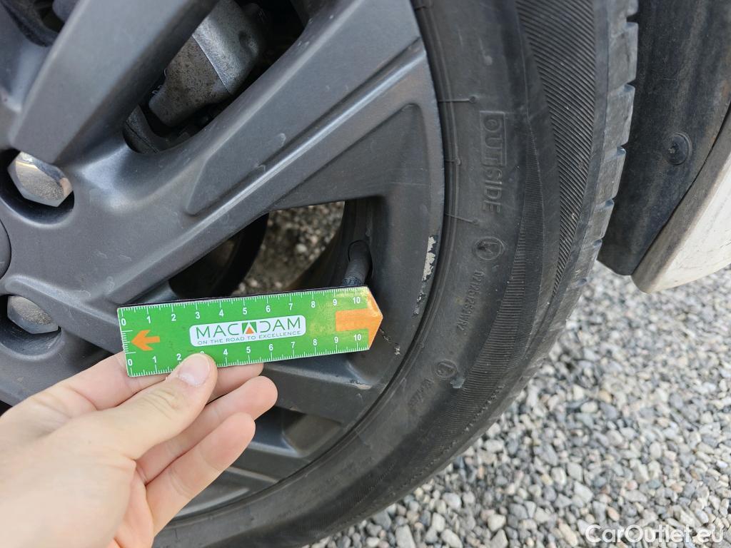  Peugeot  208 PEUGEOT  / 2019 / 5P / berlina con portón BlueHDi 73kW (100CV) Active Pack (AC) #25