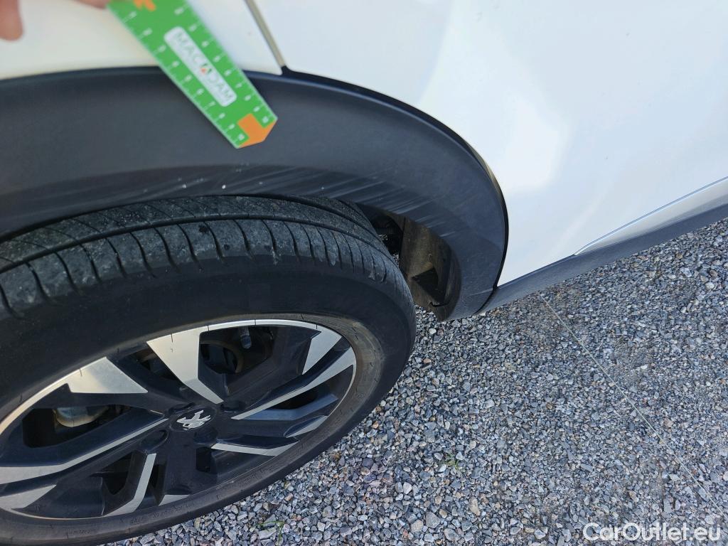  Peugeot  2008 PEUGEOT  / 2019 / 5P / todoterreno Allure BlueHDI 100 S&S BVM6 #19