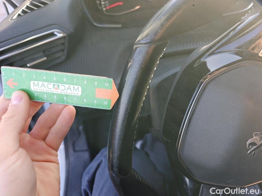  Peugeot  208 PEUGEOT  / 2019 / 5P / berlina con portón BlueHDi 73kW (100CV) Active Pack (AC) #32