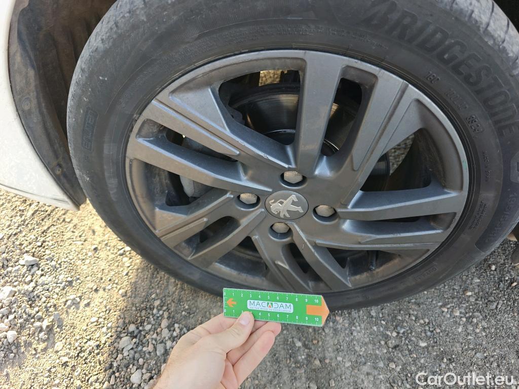  Peugeot  208 PEUGEOT  / 2019 / 5P / berlina con portón BlueHDi 73kW (100CV) Active Pack (AC) #58