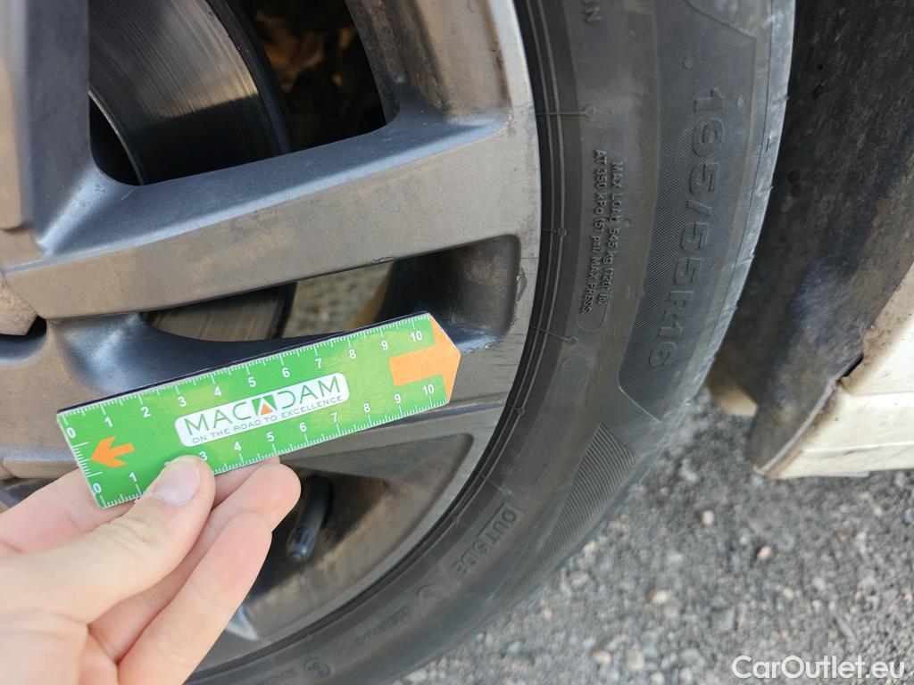  Peugeot  208 PEUGEOT  / 2019 / 5P / berlina con portón BlueHDi 73kW (100CV) Active Pack (AC) #59