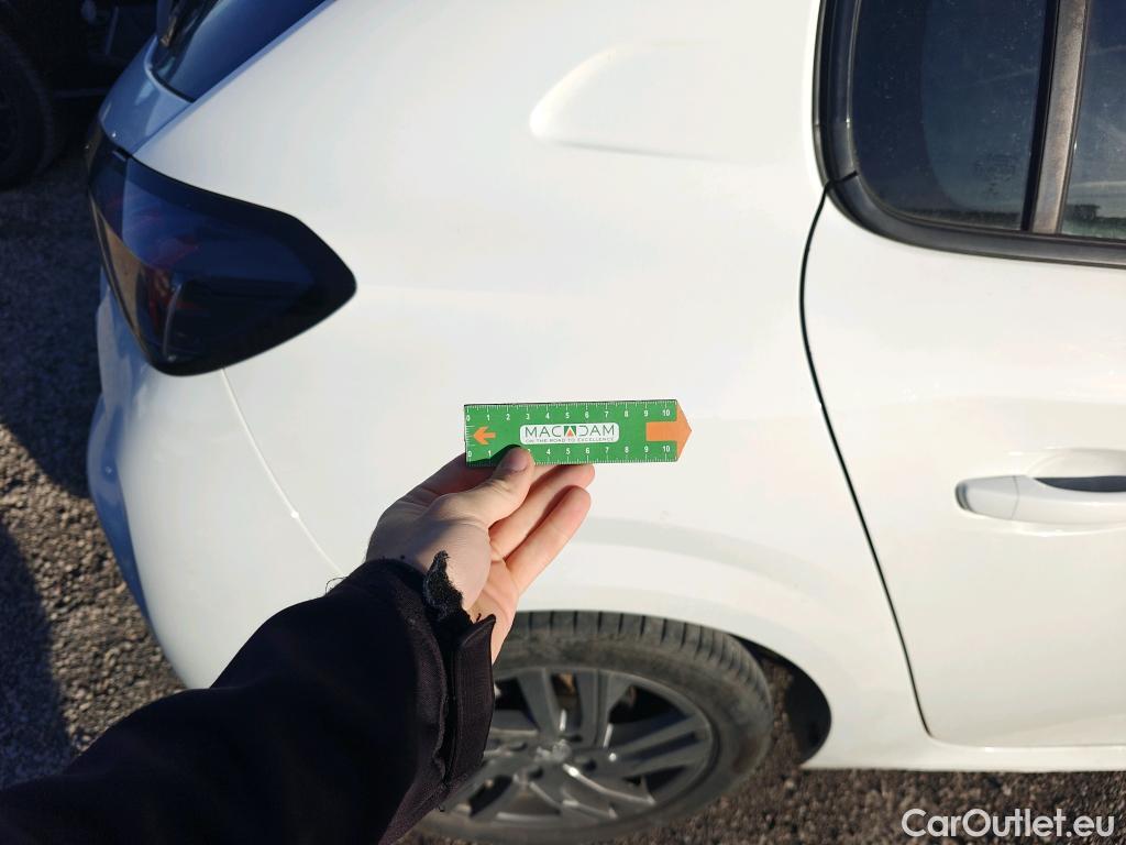  Peugeot  208 PEUGEOT  / 2019 / 5P / berlina con portón BlueHDi 73kW (100CV) Active Pack (AC) #50