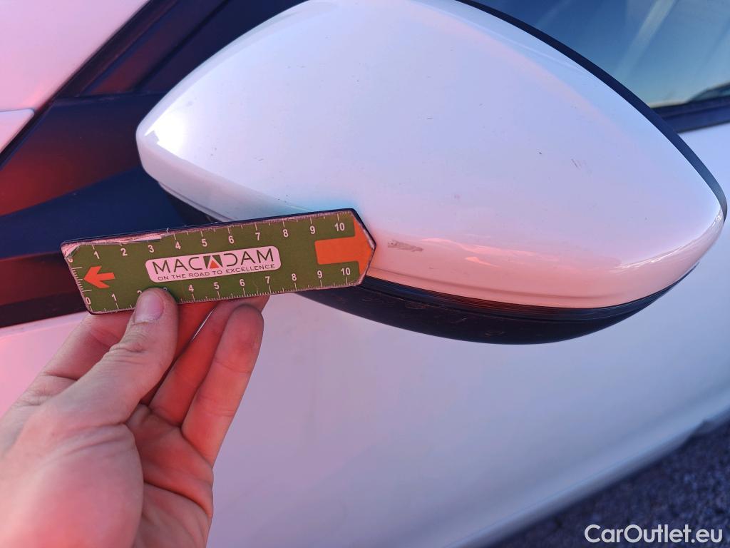  Peugeot  2008 PEUGEOT  / 2019 / 5P / todoterreno Allure Pack BlueHDI 81kW (110CV) (AC) #38