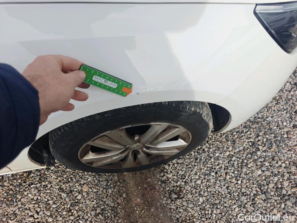  Peugeot  308 PEUGEOT  / 2017 / 5P / berlina con portón 5p Active Pack BlueHDi 130 S&S #34