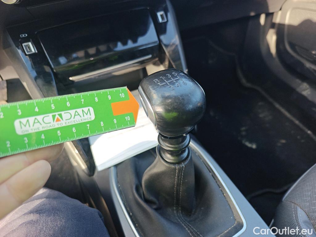  Peugeot  2008 PEUGEOT  / 2019 / 5P / todoterreno Allure BlueHDI 100 S&S BVM6 #9