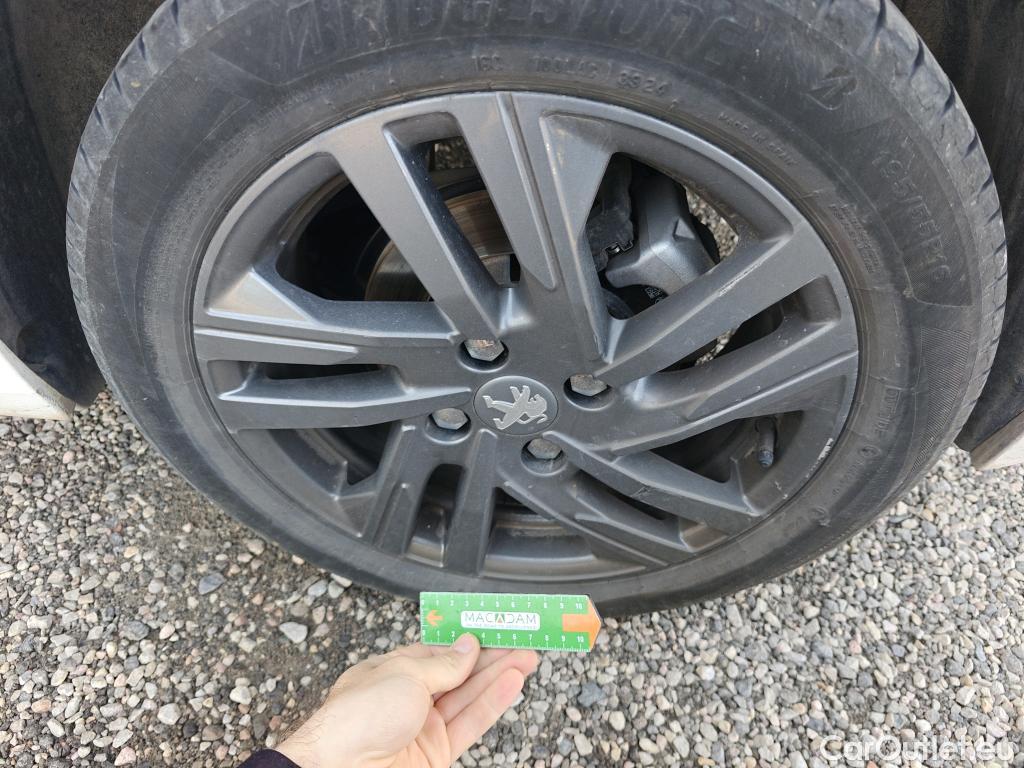  Peugeot  208 PEUGEOT  / 2019 / 5P / berlina con portón BlueHDi 73kW (100CV) Active Pack (AC) #24