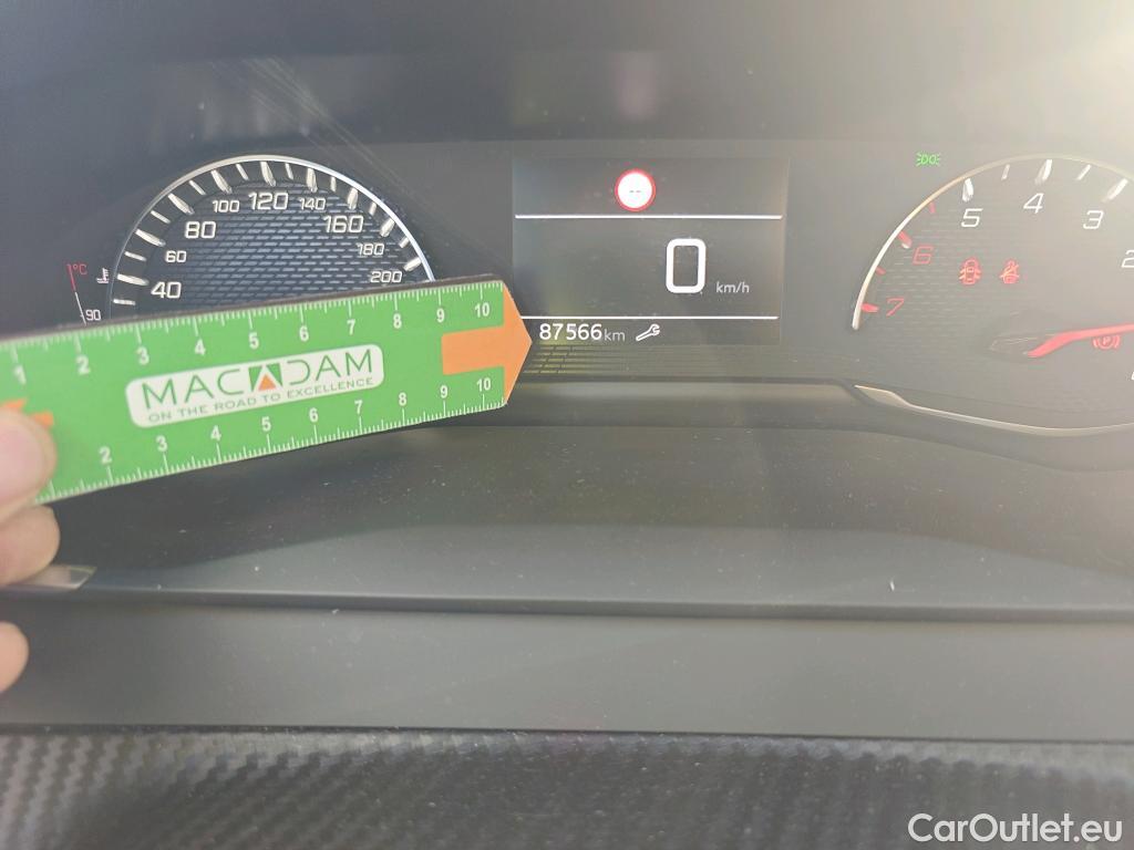  Peugeot  208 PEUGEOT  / 2019 / 5P / berlina con portón PureTech 73kW (100CV) Active Pack #46