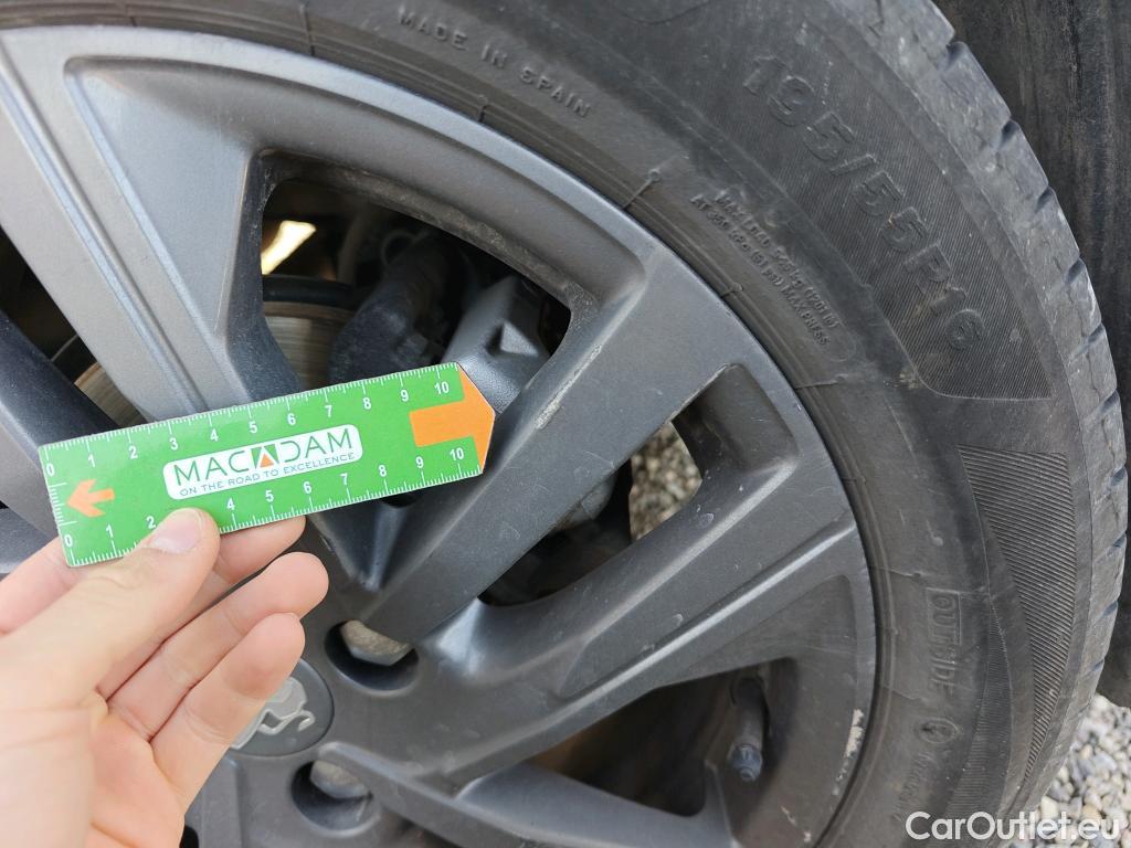  Peugeot  208 PEUGEOT  / 2019 / 5P / berlina con portón BlueHDi 73kW (100CV) Active Pack (AC) #26