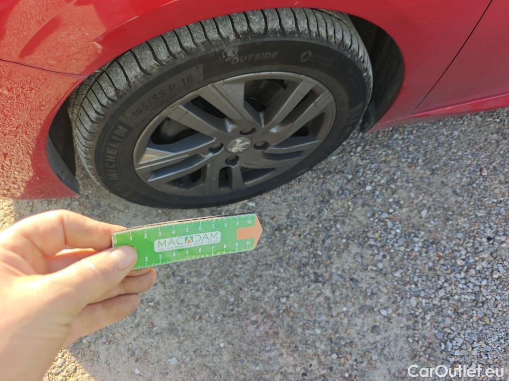  Peugeot  208 PEUGEOT  / 2019 / 5P / berlina con portón PureTech 73kW (100CV) Active Pack #26