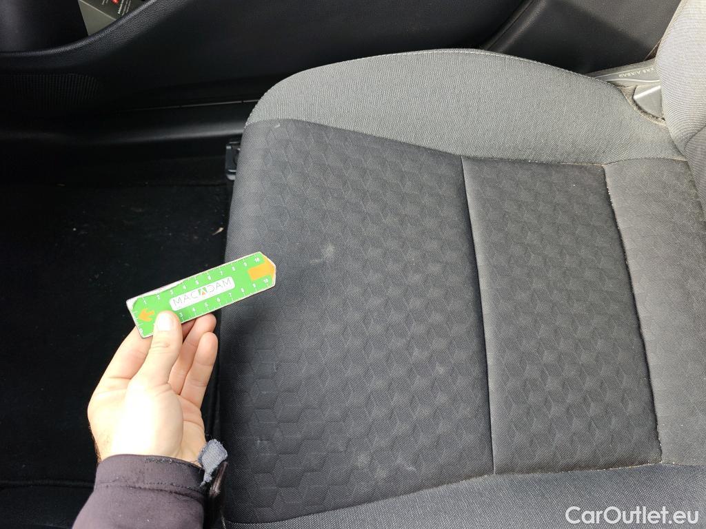  Toyota  Yaris TOYOTA  / 2020 / 5P / berlina con portón 1.5 120H Active Tech #68