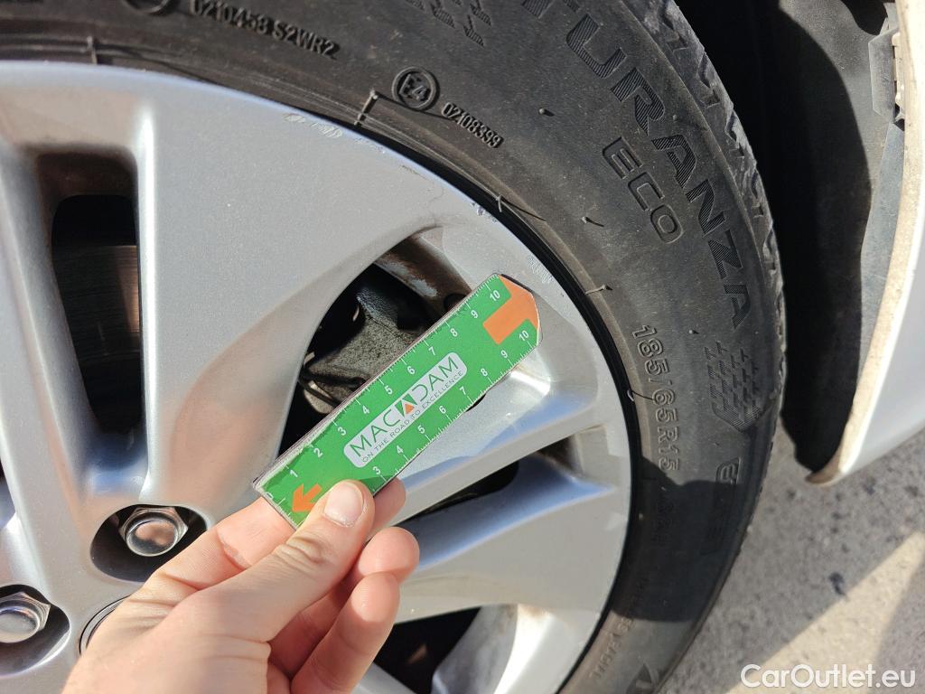  Toyota  Yaris TOYOTA  / 2020 / 5P / berlina con portón 1.5 120H Active Tech #23