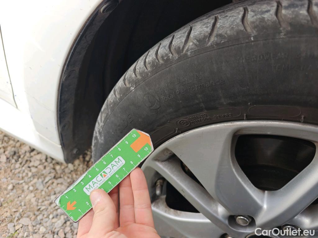  Toyota  Yaris TOYOTA  / 2020 / 5P / berlina con portón 1.5 120H Active Tech #57