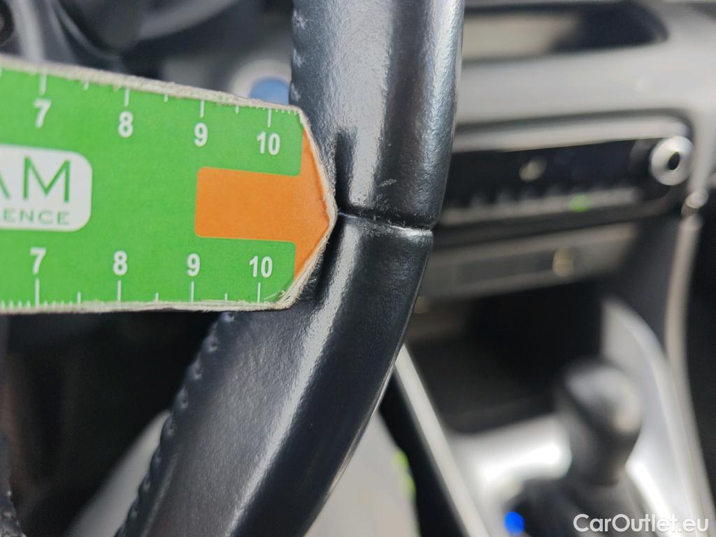  Toyota  Yaris TOYOTA  / 2020 / 5P / berlina con portón 1.5 120H Active Tech #36