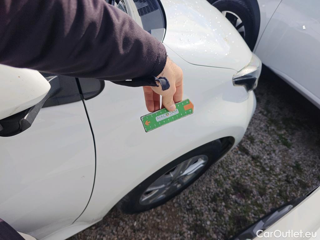  Toyota  Yaris TOYOTA  / 2020 / 5P / berlina con portón 1.5 120H Active Tech #37