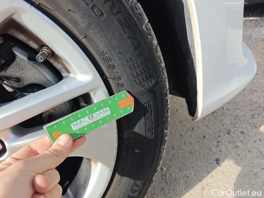  Toyota  Yaris TOYOTA  / 2020 / 5P / berlina con portón 1.5 120H Active Tech #25