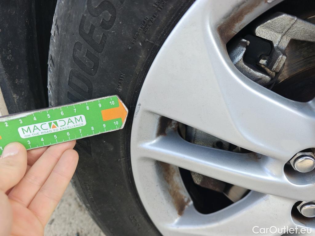  Toyota  Yaris TOYOTA  / 2020 / 5P / berlina con portón 1.5 120H Active Tech #61