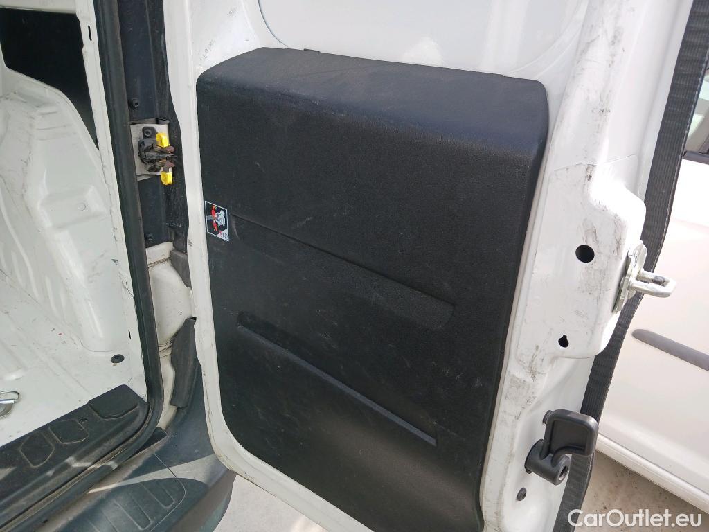  Fiat  Doblo FIAT Doblò Cargo/2015/4P/furgón derivado de turismo Cargo SX 1.6 Mjet 66kW (90CV) (AC) #42