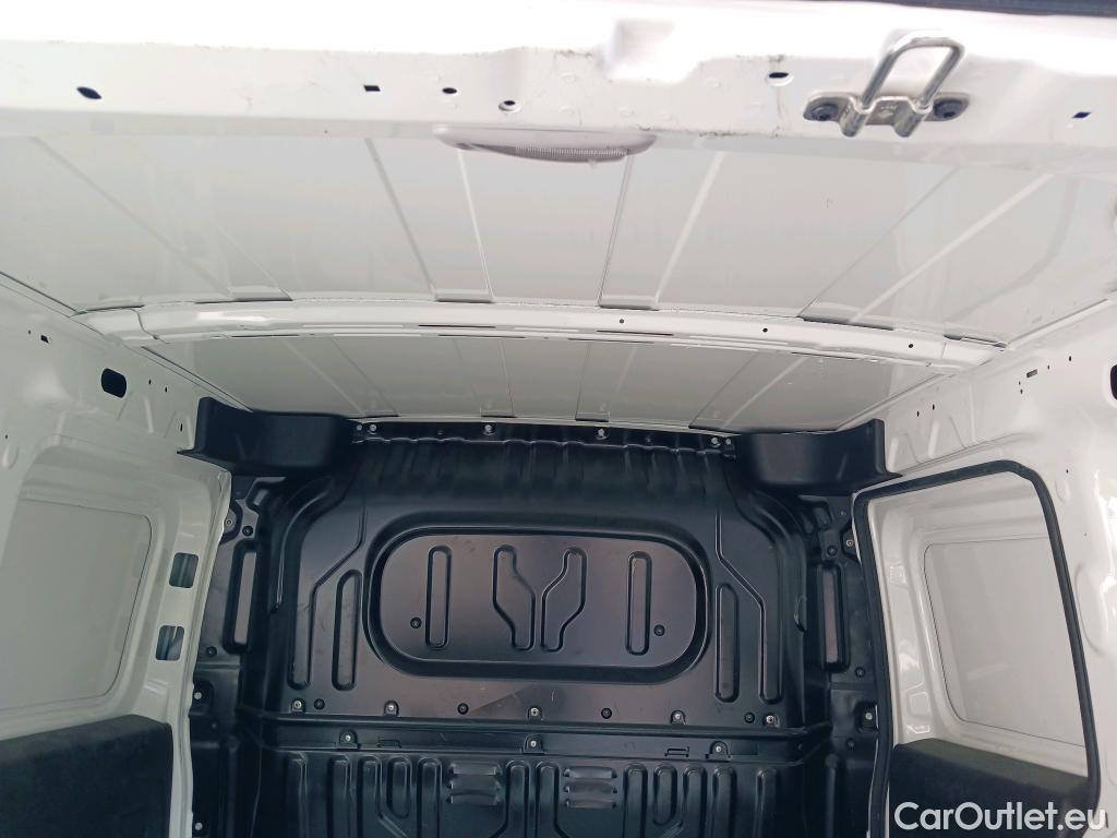  Fiat  Doblo FIAT Doblò Cargo/2015/4P/furgón derivado de turismo Cargo SX 1.6 Mjet 66kW (90CV) (AC) #40