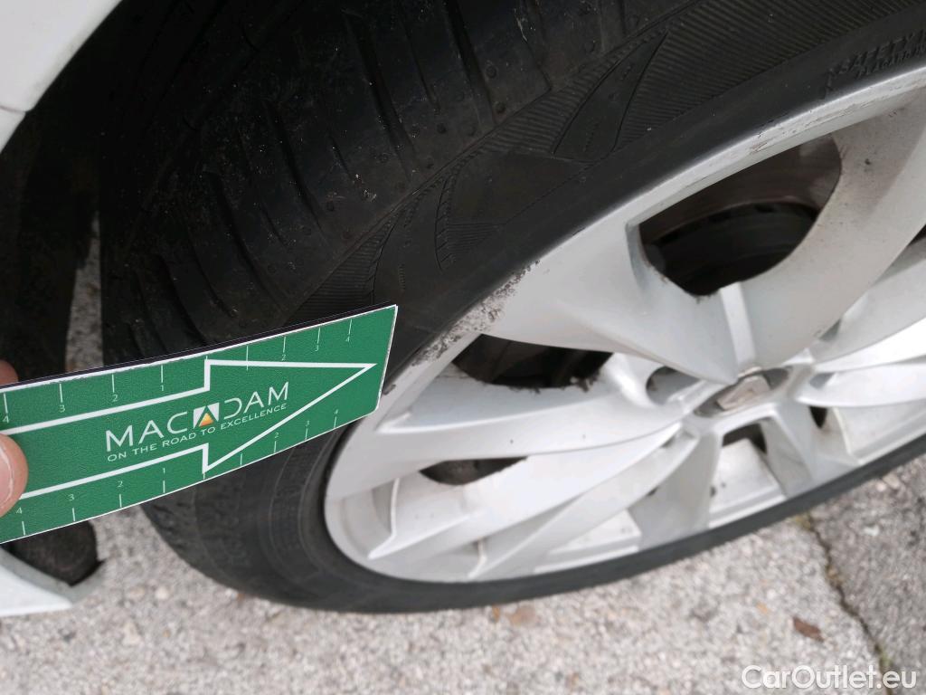  Renault  Megane RENAULT Mégane / 2015 / 5P / familiar Sp. Tourer Zen En. dCi 81kW (110CV) #9