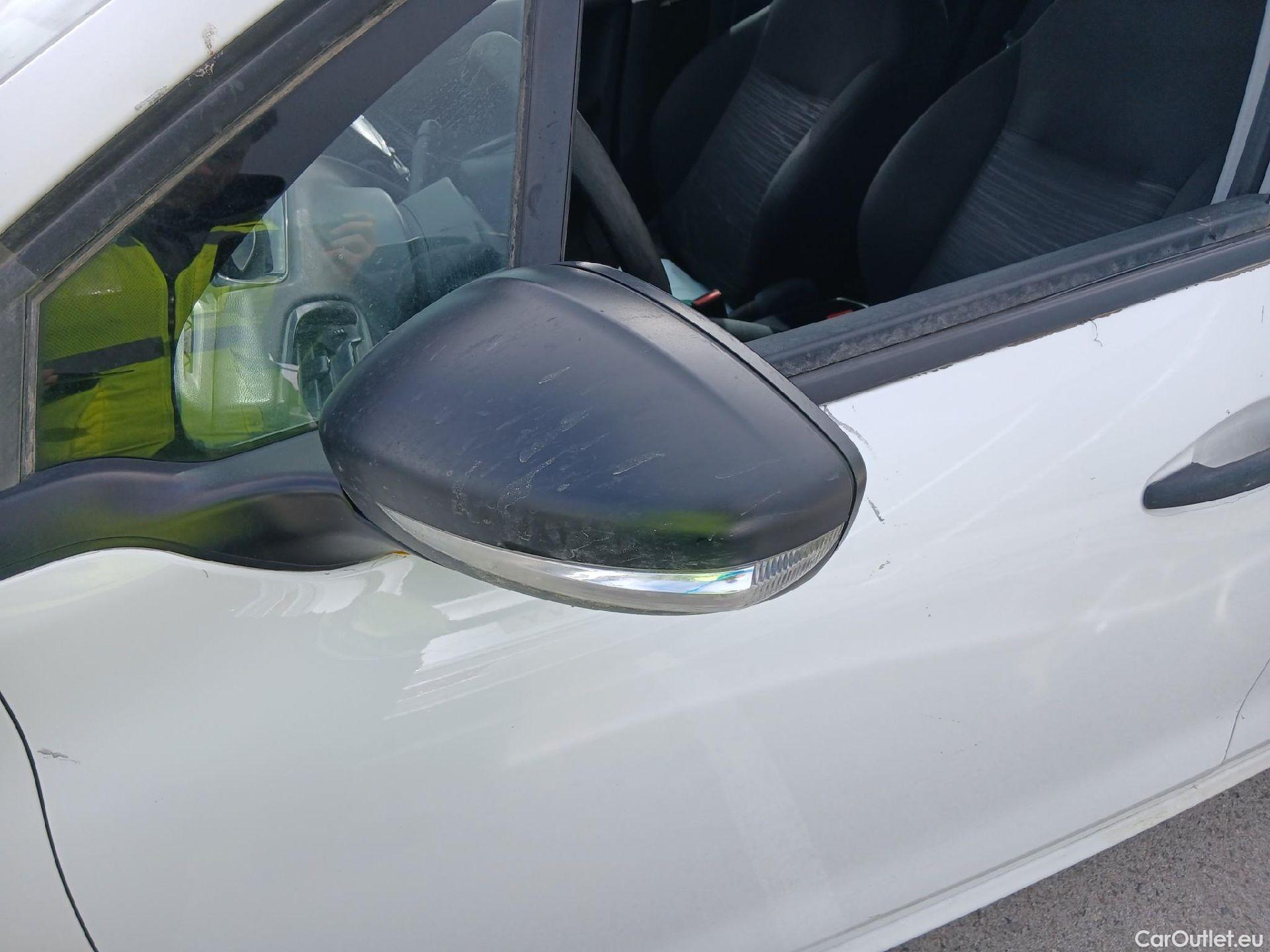  Peugeot  208 PEUGEOT  5p 1G berlina con portón 5P ACCESS 1.6 BlueHDi 55KW (75CV) #31