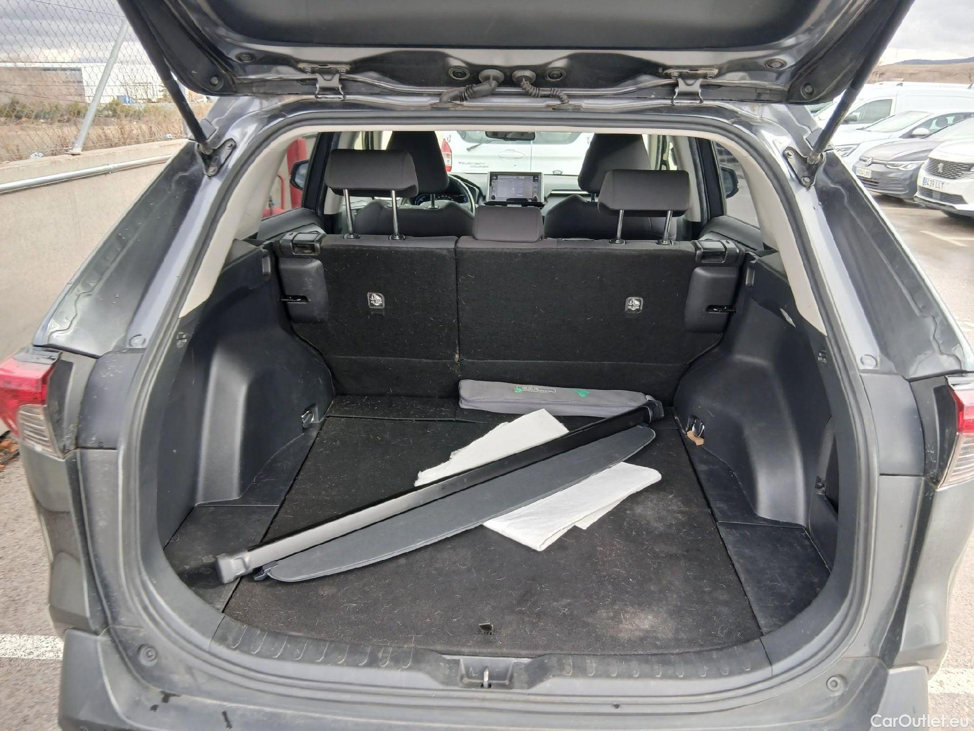  Toyota  RAV4 TOYOTA  / 2018 / 5P / todoterreno 2.5l 220H Advance #29