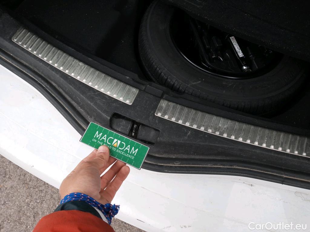  Renault  Megane RENAULT Mégane / 2015 / 5P / familiar Sp. Tourer Zen En. dCi 81kW (110CV) #14