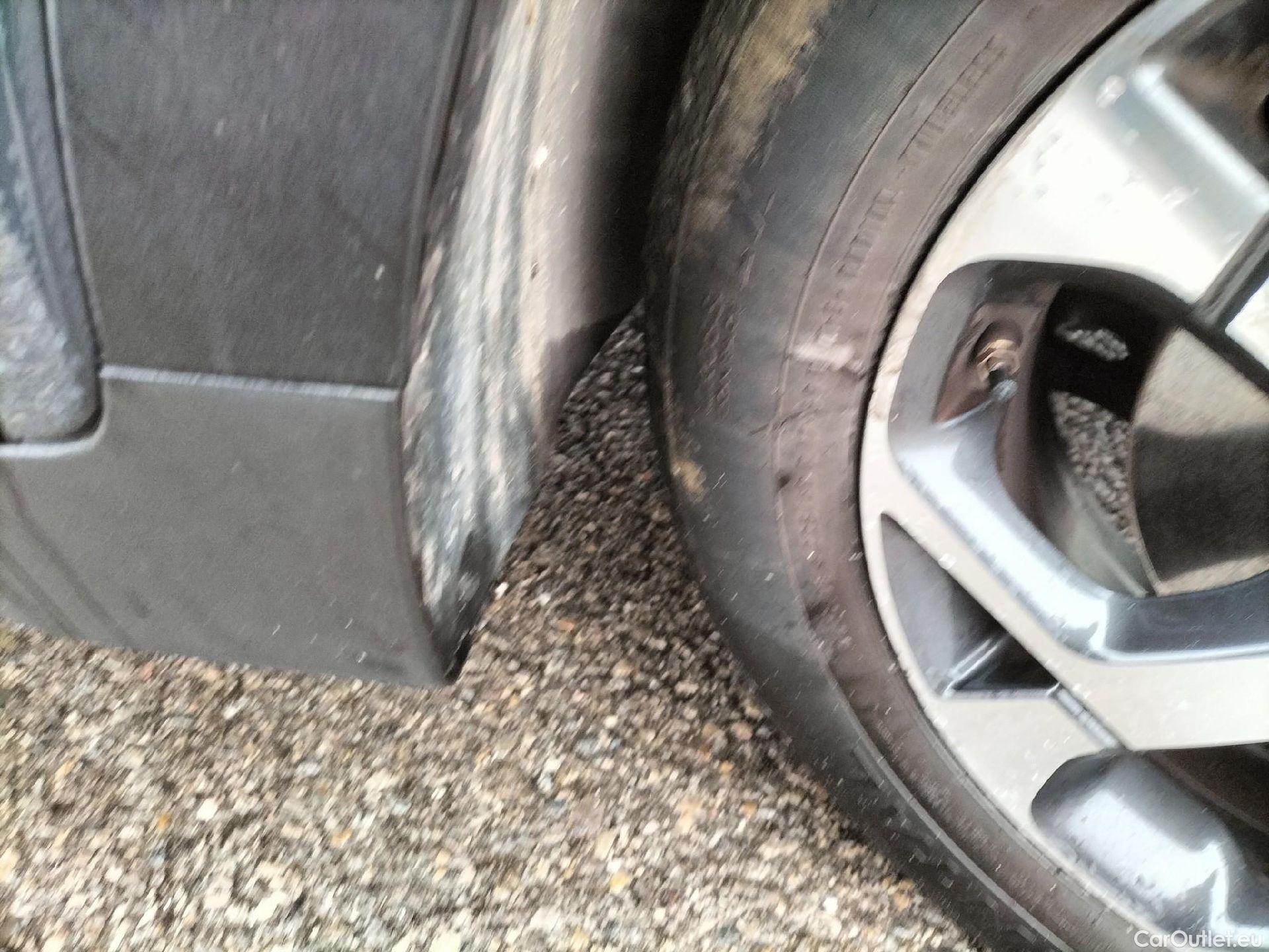  KIA  Sportage KIA  1.6MHEV Drive 100kW(136CV) 4x2(Crist Tintados) #32