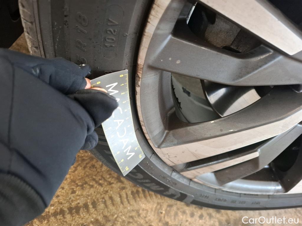  Peugeot  3008 PEUGEOT  / 2020 / 5P / SUV 1.6 HYBRID 225 E-EAT8 Allure #5