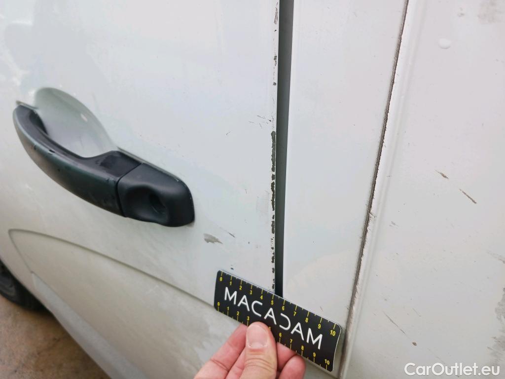  Renault  Master RENAULT TRUCKS UK  VU 4p 3G furgón Red Edition Van FWD 135CV L3H2 #19