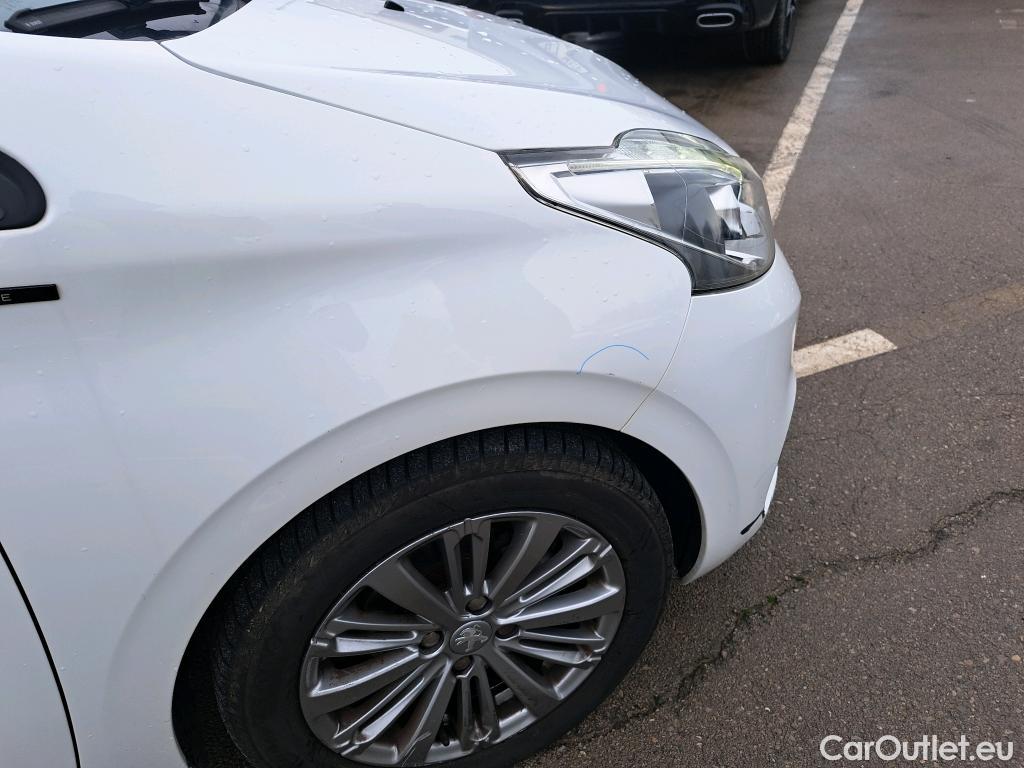  Peugeot  208 PEUGEOT  / 2015 / 5P / berlina con portón 5P Signature 1.2L PureTech 81KW (110CV) (AC) #16