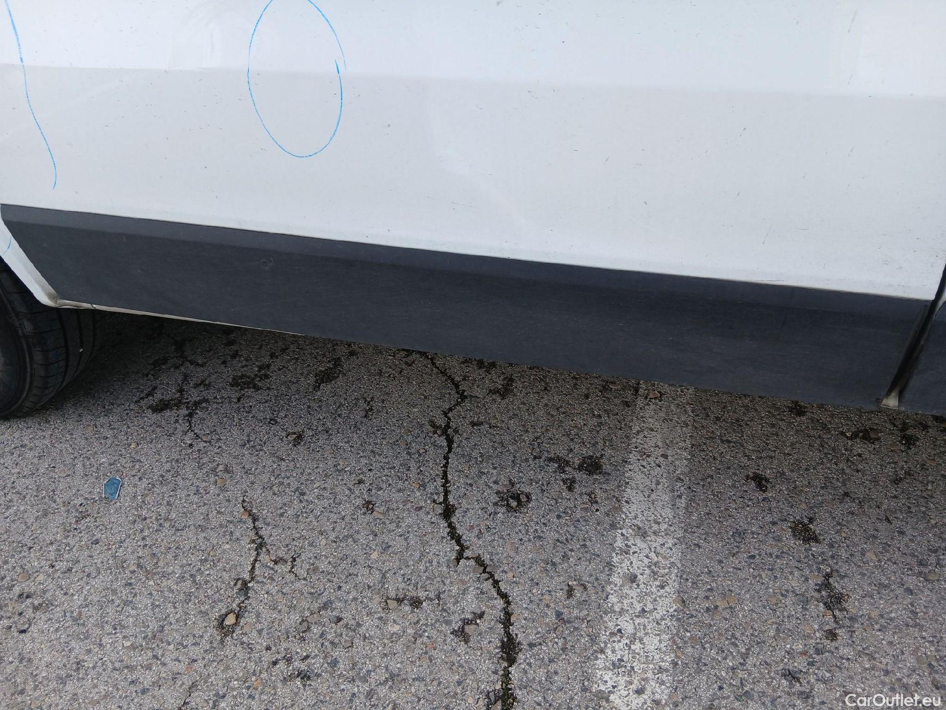  Renault  Trafic RENAULT  / 2021 / 4P / furgón Furgón L1H1 Blue dCi 96 Kw (130 CV) (AC2) #47