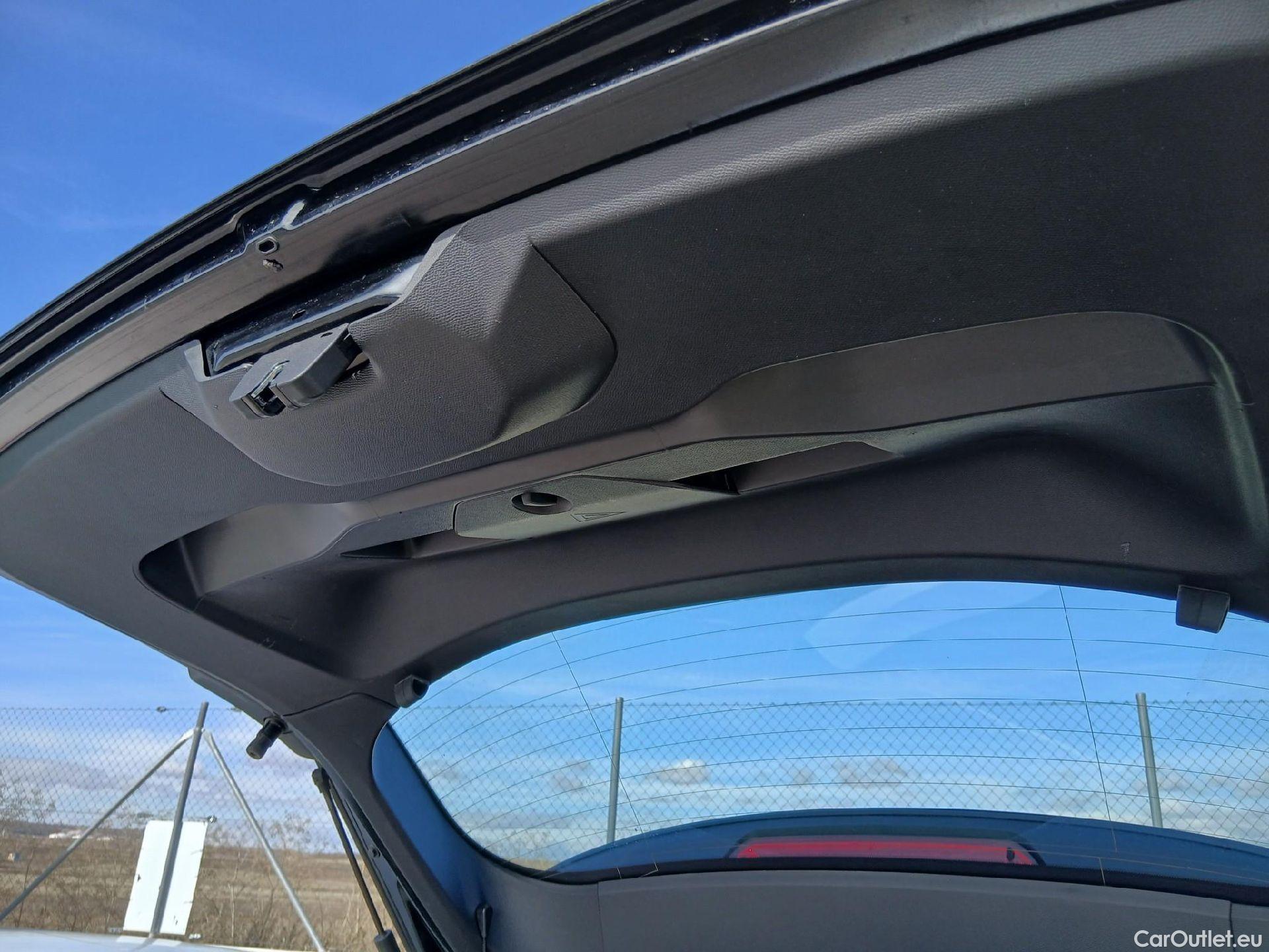  Peugeot  2008 PEUGEOT  / 2019 / 5P / todoterreno Active Puretech 100 S&S BVM6 #28