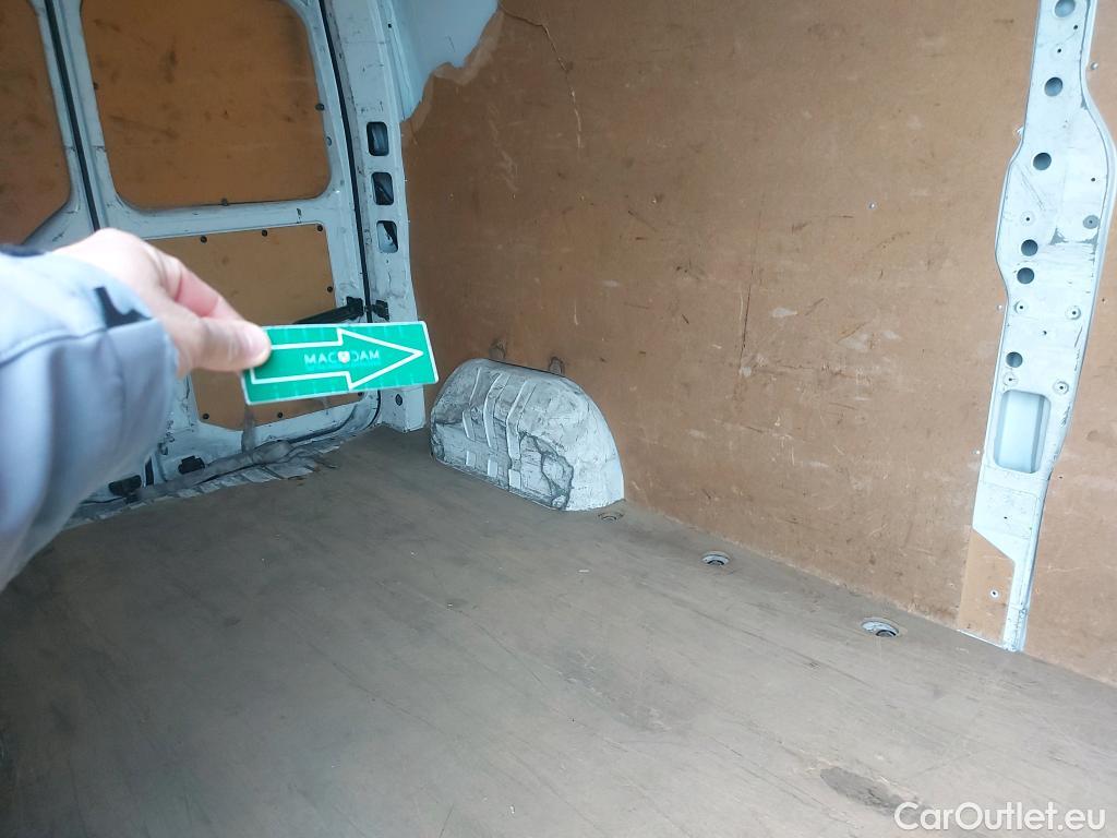  Renault  Master RENAULT TRUCKS UK  VU 4p 3G furgón Red Edition Van FWD 135CV L3H2 #9