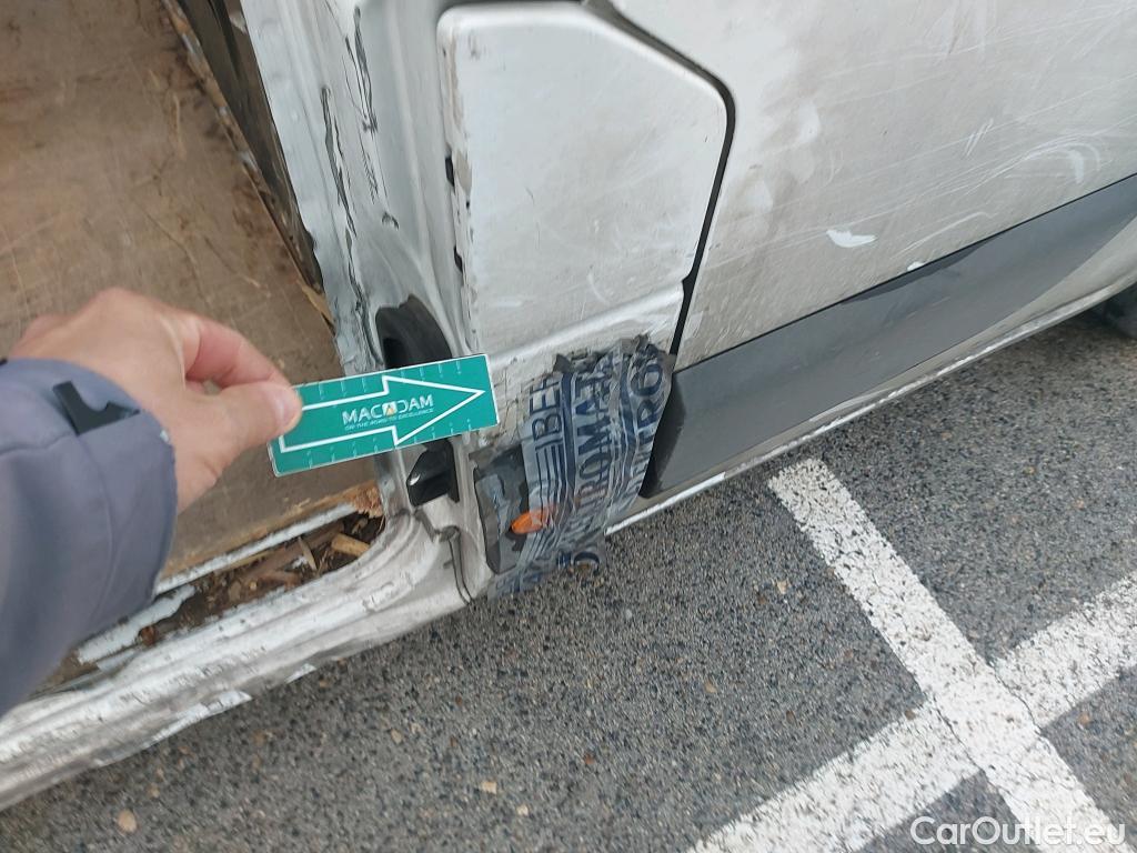  Renault  Master RENAULT TRUCKS UK  VU 4p 3G furgón Red Edition Van FWD 135CV L3H2 #20